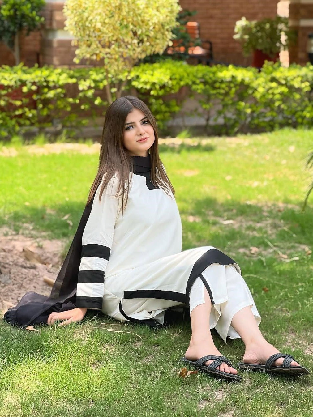 Noraa β Elegant 3-Piece Set with Black Arm Detailing
