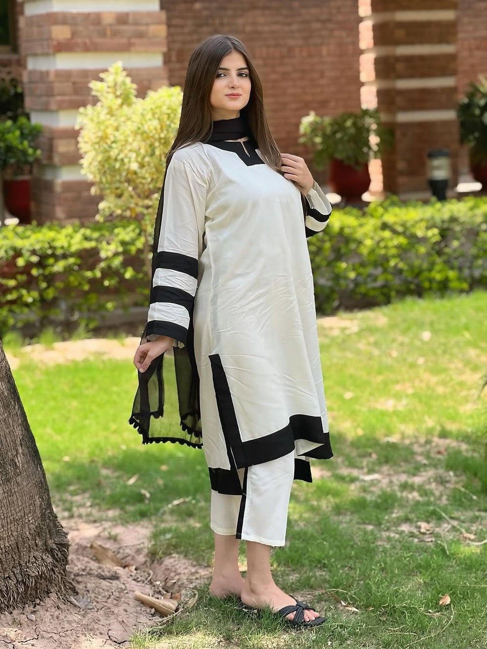 Noraa β Elegant 3-Piece Set with Black Arm Detailing